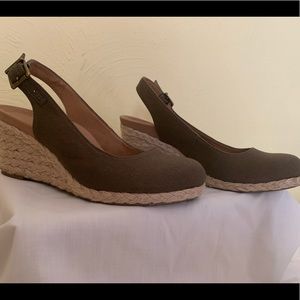 Vionic olive espadrille wedges